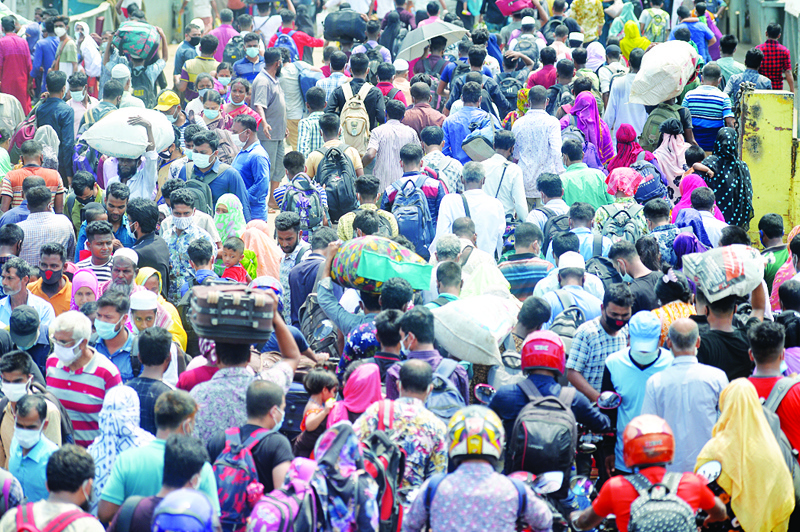 MUNSHIGANJ, Bangladesh: In this file photo people board on a ferry to leave for celebrations during a lockdown imposed to contain the spread of the COVID-19 coronavirus in the Munshiganj district of Dhaka.-AFPnn
