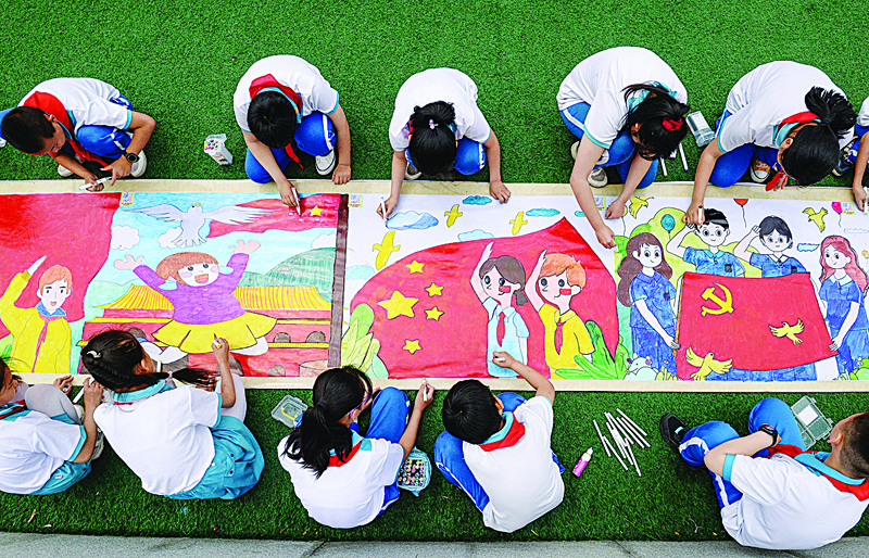 HANDAN, China: Elementary school students draw a picture on International Children's Day in Handan in northern Hebei province yesterday. - AFP n