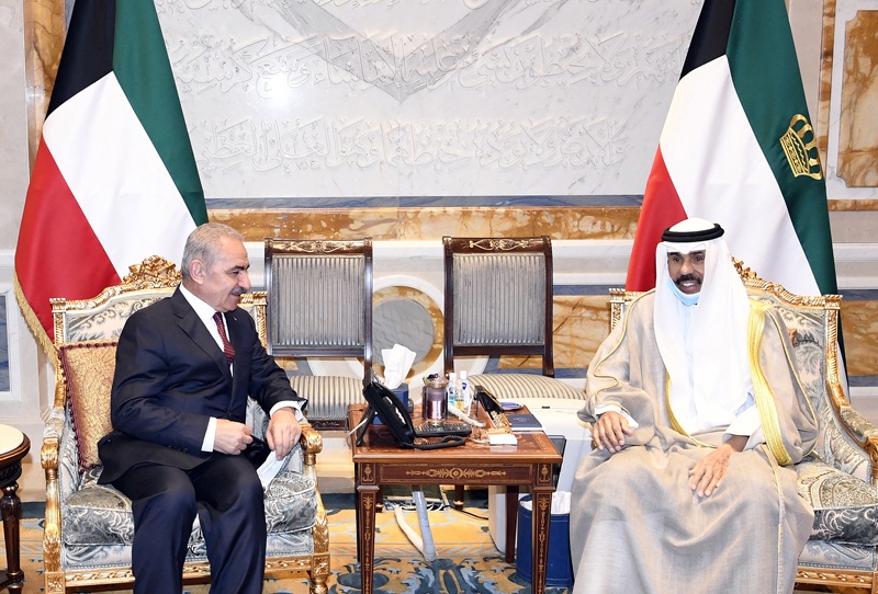 KUWAIT: HH the Amir Sheikh Nawaf Al-Ahmad Al-Jaber Al-Sabah meets Palestinian Prime Minister Mohammad Shtayyeh at Bayan Palace yesterday. - KUNA  n