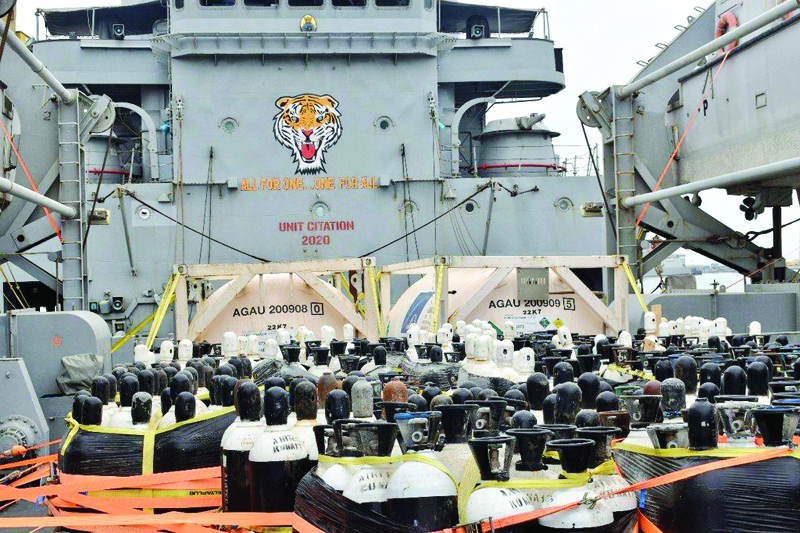 NE WDELHI: An Indian naval ship carrying Kuwaiti medical oxygen cylinders arrives at Mumbai port. - KUNAn