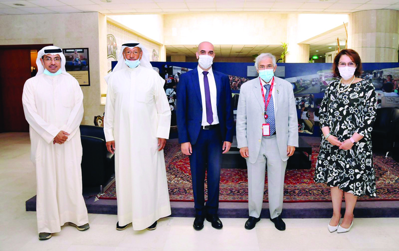 KUWAIT: Head of IOM in Kuwait Mazen Abulhassan meets Chairman of KRCS Dr Hilal Al-Sayer. – KUNA nnn