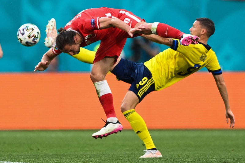 SAINT PETERSBURG: Poland's midfielder Grzegorz Krychowiak (left) fights for the ball with Sweden's forward Marcus Berg during the UEFA Euro 2020 Group E match at Saint Petersburg Stadium yesterday. - AFP  n