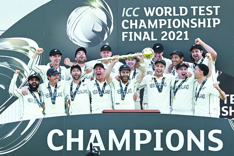 SOUTHAMPTON: New Zealand's captain Kane Williamson (center) lifts the winner's Mace as New Zealand players celebrate victory on the final day of the ICC World Test Championship Final between New Zealand and India at the Ageas Bowl in Southampton, southwest England on Wednesday. -- AFPnn