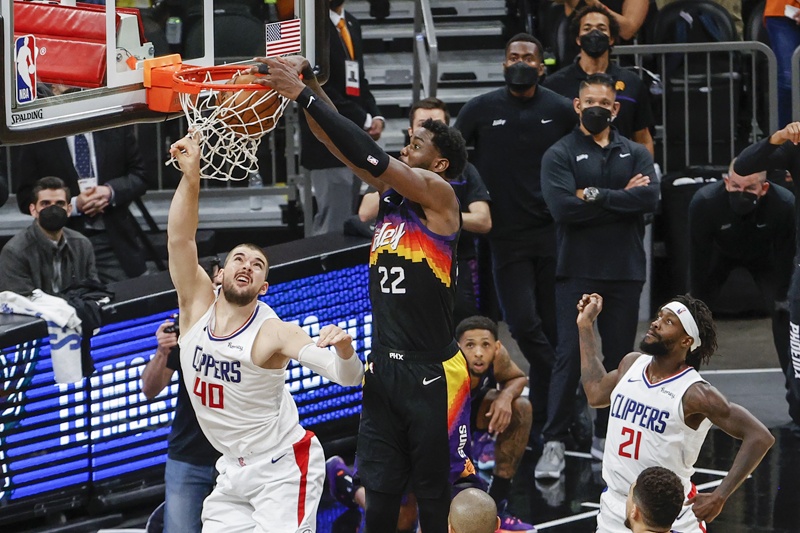 PHOENIX: Deandre Ayton of the Phoenix Suns makes the game-winning dunk over Ivica Zubac of the LA Clippers in game two of the NBA Western Conference finals at Phoenix Suns Arena on Tuesday in Phoenix, Arizona. – AFPn