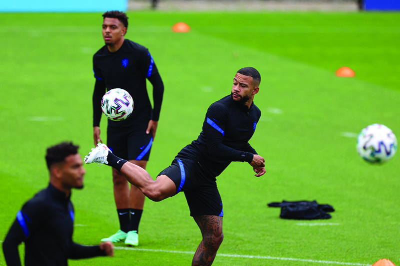 ZEIST: Netherlands' forward Memphis Depay takes part in their MD-1 training session in Zeist yesterday on the eve of their UEFA EURO 2020 Group C football match against North Macedonia. - AFPnn
