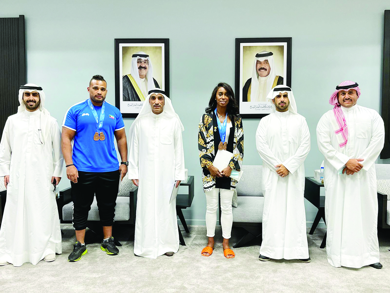 KUWAIT: Sheikh Fahad Al-Nasser Al-Sabah (second right) in a group photo with boxer Noura Al-Mutairi (third right), boxer Abdelrahman Al-Enezi (second left) and other officials.n