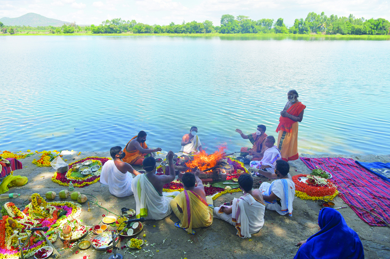 BANGALORE: Hindu priests perform the last rites for over 560 unclaimed clay urns containing ashes of people who died due to Covid-19 coronavirus on the banks of Cauvery River before a mass immersion ritual organised by the government of Karnataka. - AFPnnn