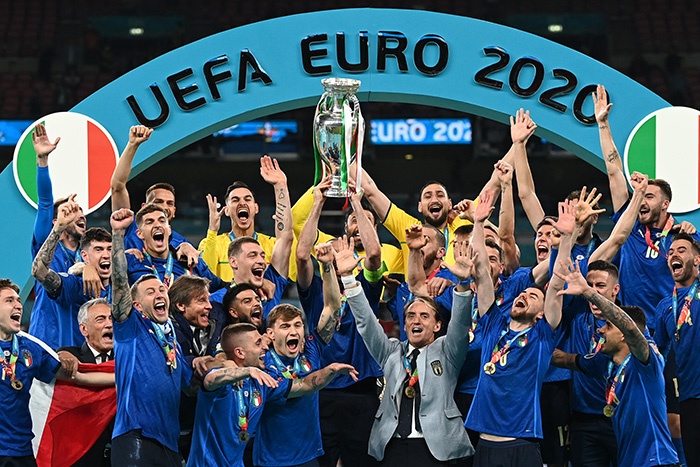 Italy's defender Giorgio Chiellini raises the European Championship trophy during the presentation after Italy won the UEFA EURO 2020 final football match between Italy and England at the Wembley Stadium in London on July 11, 2021. (Photo by Michael Regan / POOL / AFP)