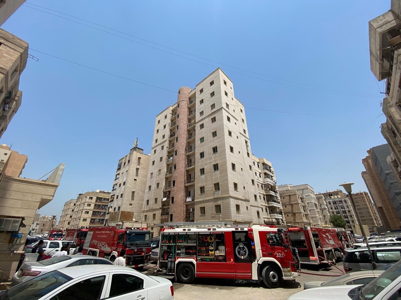 KUWAIT: Fire engines outside a Jleeb Al-Shuyoukh building where a fire was reported. n