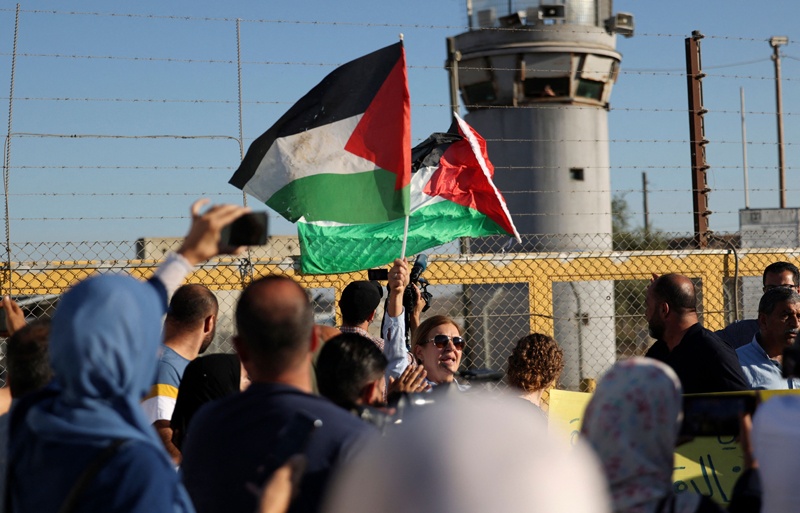 BEITUNIA: Palestinians demonstrate in front of the Zionist Ofer prison near Ramallah in the occupied West Bank on July 12, 2021, demanding the release of the detainee Khalida Jarrar after the death of her daughter. - AFP nn