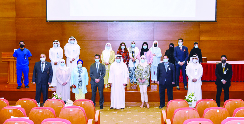 KUWAIT: A group photo of the honored physicians. - KUNA