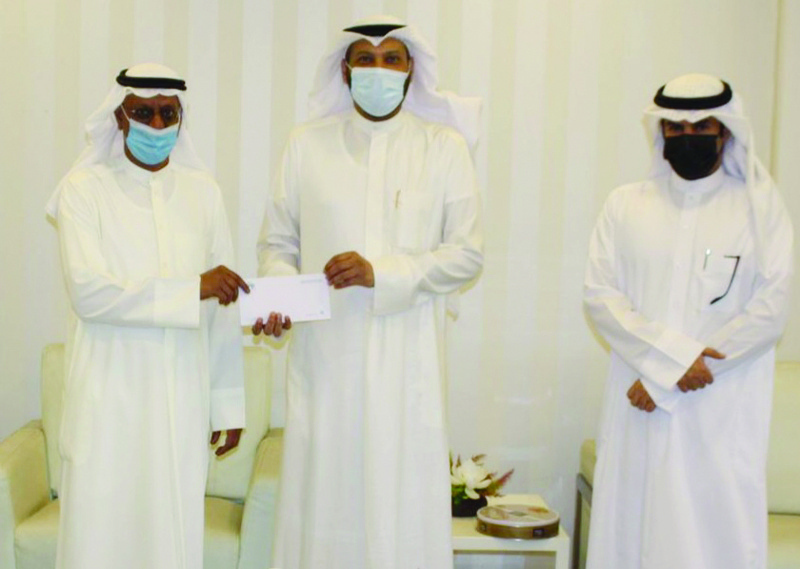 KUWAIT: Director General of Kuwait Humanitarian Friendship Society Khalid bin Sab hands over the cheque to Farwaniya Hospital Director General Dr Mohammad Al-Barrak, in the presence of the hospital's head of accounting Ali Al-Mutairi.n
