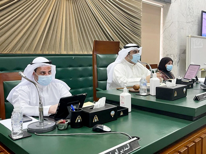 KUWAIT: Kuwait Municipal Council Chairman Osama Al-Otaibi (center) speaks during a session yesterday. - KUNAn