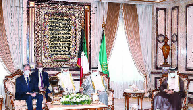 KUWAIT: His Highness the Amir Sheikh Nawaf Al-Ahmad Al-Jaber Al-Sabah meets US Secretary of State Antony, in presence of His Highness the Crown Prince Sheikh Mishal Al-Ahmad Al-Jaber Al-Sabah. - Amiri Diwan photon