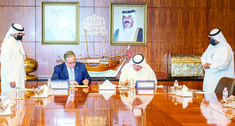 KUWAIT: KCCI Chairman Mohammad Al-Saqer (right) and Representative of the UN Secretary-General and Resident Coordinator in Kuwait Dr Tareq El-Sheikh sign the memorandum. - KUNAn