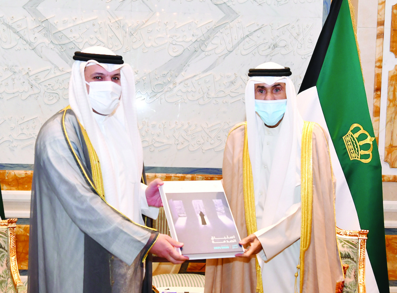 KUWAIT: His Highness the Amir Sheikh Nawaf Al-Ahmad Al-Jaber Al-Sabah receives a copy of Kuwait Central Bank's annual report from Governor Dr Mohammad Al-Hashel. - Amiri Diwan and KUNA photosn