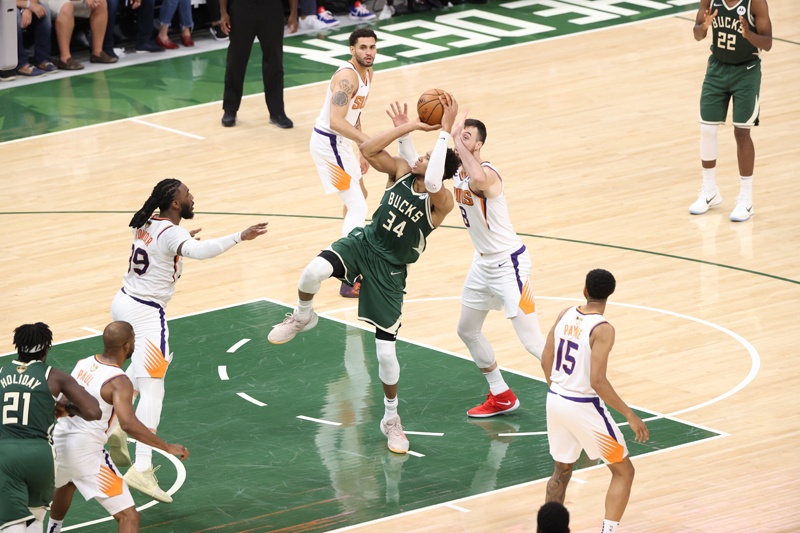 MILWAUKEE: Giannis Antetokounmpo #34 of the Milwaukee Bucks shoots the ball during the game against the Phoenix Suns during Game Three of the 2021 NBA Finals on Sunday at the Fiserv Forum Center in Milwaukee, Wisconsin. – AFPn