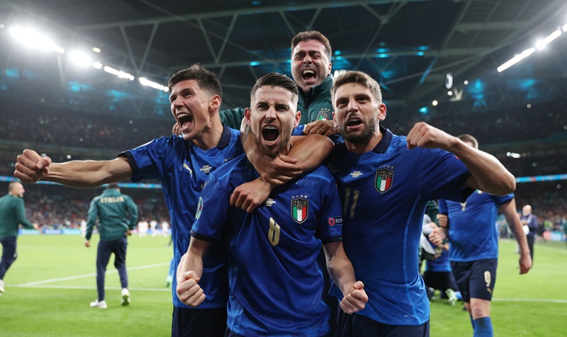LONDON: Italy's midfielder Jorginho (center) celebrates with teammates after scoring in a penalty shootout and winning the Euro 2020 semi-final football match between Italy and Spain at Wembley Stadium in London on Tuesday. – AFPn