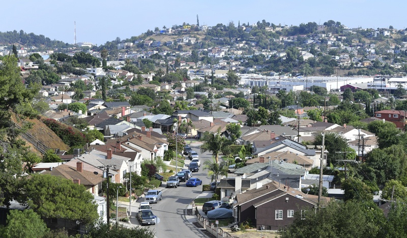LOS ANGELES: Single family homes crowd a Los Angeles, California, neighborhood. – AFPn