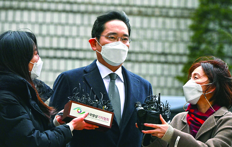 SEOUL: File photo taken on January 18, 2021 shows Lee Jae-yong (C), vice chairman of Samsung Electronics, arriving at a court for a trial in his bribery scandal involving former South Korean president Park Geun-hye in Seoul. - AFPnn