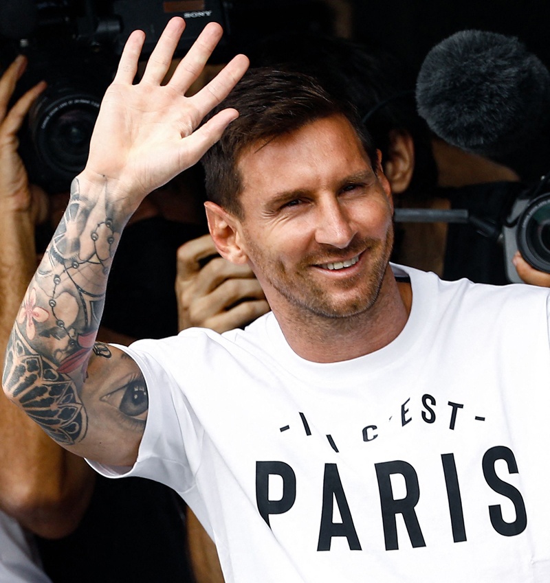 PARIS: Argentinian football player Lionel Messi waves to supporters after he landed yesterday at Le Bourget airport. - AFP n