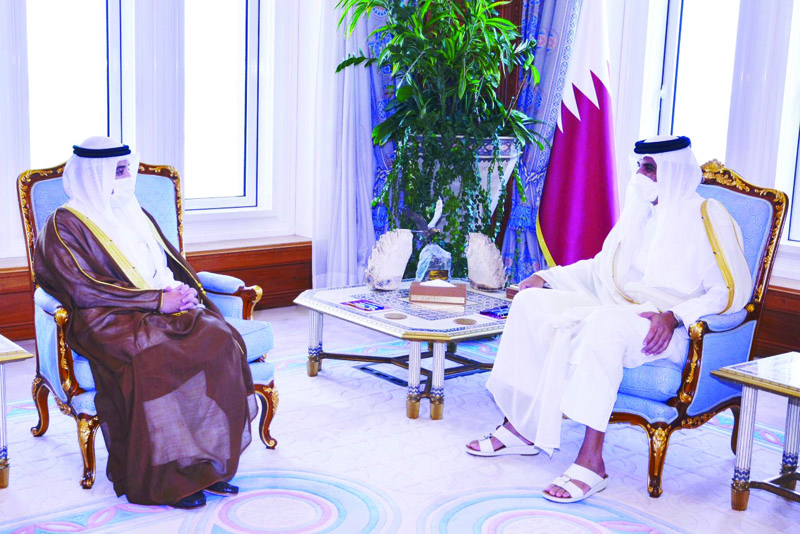 DOHA: Qatari Amir Sheikh Tamim Al-Thani meets Kuwait's Foreign Minister and Minister of State for Cabinet Affairs Sheikh Dr Ahmad Nasser Mohammad Al-Sabah. - KUNA photosn