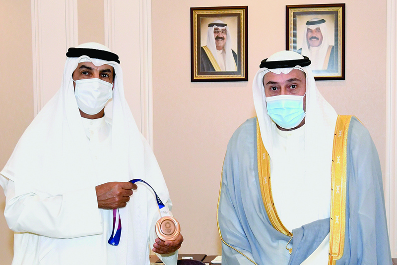 KUWAIT: Amiri Diwan Advisor Sheikh Faisal Al-Humoud Al-Malek Al-Sabah meets Kuwaiti shooter Abdullah Al-Rashidi. - Amiri Diwan photon