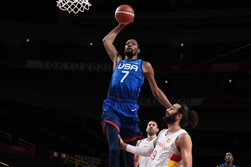 SAITAMA: USA's Kevin Wayne Durant goes for a dunk past Spain's Ricard Rubio (right) in the men's quarter-final basketball match between Spain and USA during the Tokyo 2020 Olympic Games at the Saitama Super Arena in Saitama yesterday. – AFPn
