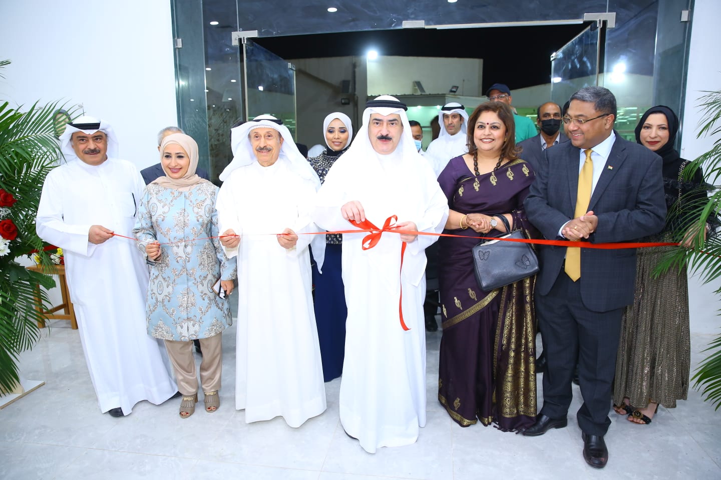 Kamel Abdul Jalil inaugurates the art exhibition in the presence of Sibi George, Abdul Rasoul Salman and Joice Sibi. – Photos by Yasser Al-Zayyatn