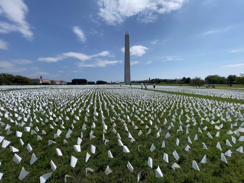 WASHINGTON: White flags are seen on the National Mall near the Washington Monument on Sept 19, 2021. The project, by artist Suzanne Brennan Firstenberg, uses over 600,000 miniature white flags to symbolize the lives lost to COVID-19 in the US. – AFP n