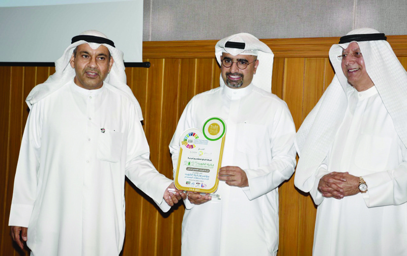 KUWAIT: Participants receive their awards during the ceremony. - KUNA
