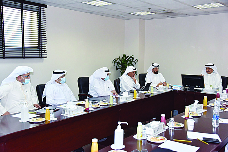 KUWAIT: Director General of Kuwait Municipality Ahmad Al-Manfouhi (right) chairs a meeting with Municipality officials yesterday. - KUNAn