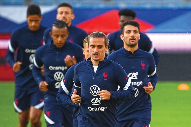 STRASBOURG: France’s forward Antoine Griezmann (center) takes part in a training session at the Meineau stadium in Strasbourg, eastern France, on Tuesday, on the eve of the FIFA World Cup Qatar 2022 qualification Group D football match between France and Bosnia-Herzegovina. — AFP