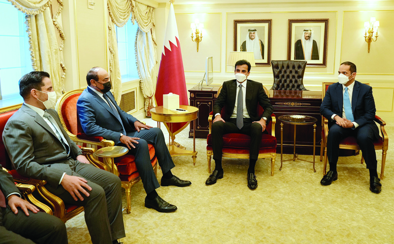 NEW YORK: His Highness the Prime Minister Sheikh Sabah Al-Khaled Al-Hamad Al-Sabah meets Qatar's Amir Sheikh Tamim Al-Thani. - KUNA photosn