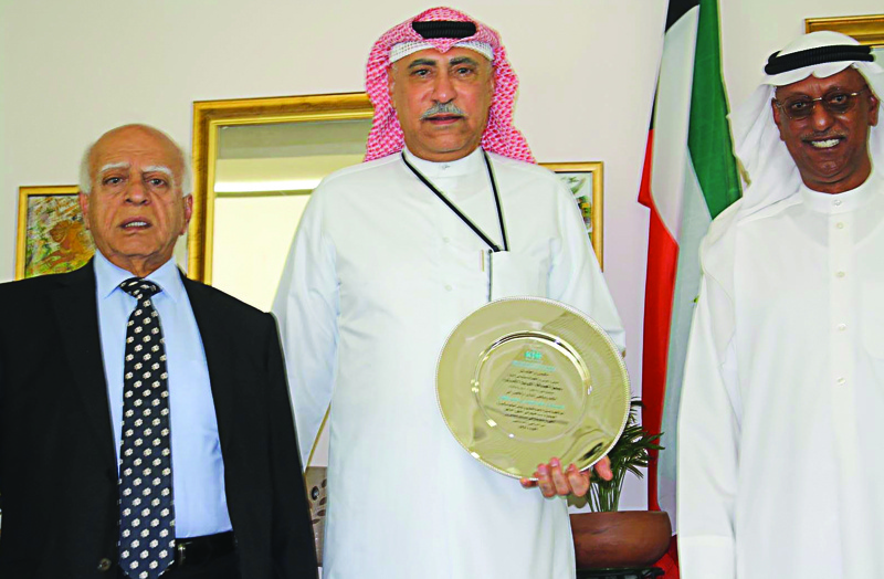 KUWAIT: Ahmad Al-Sarraf (left) and Khaled bin Sabt (right) honor Abdelmajid Al-Qattan.n