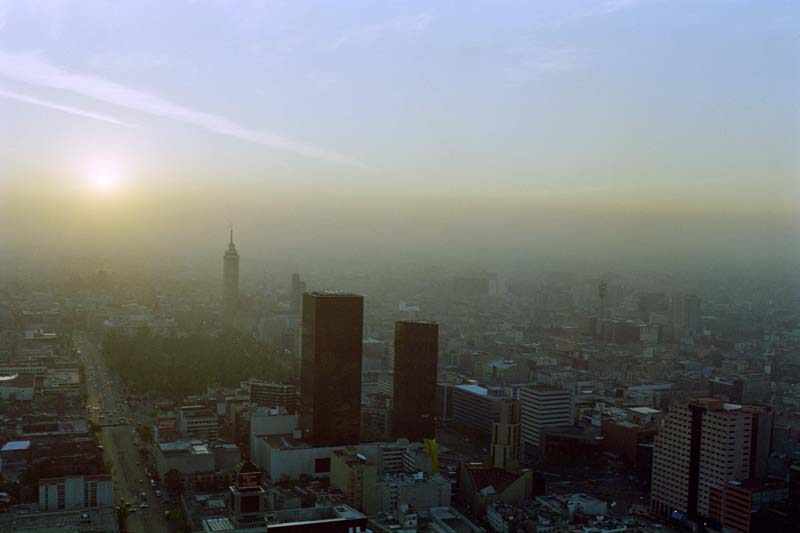 (FILES) In this file photo taken on October 30, 1996 shows a  thick layer of smog sits on the Mexican capital as the levels of air pollution in Mexico City continue to be among the highest in the world. - The World Health Organization strengthened its air quality guidelines on September 22, 2021, saying air pollution was now one of the biggest environmental threats to human health, causing seven million premature deaths a year. (Photo by Omar TORRES / AFP)