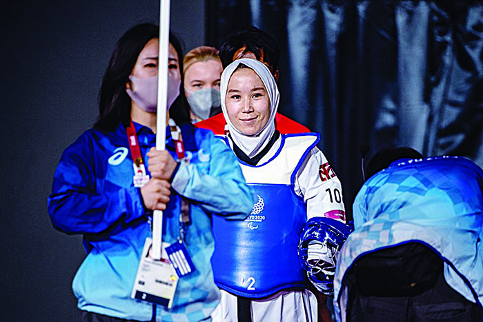 CHIBA: Afghanistan’s Zakia Khudadadi (center) prepares to compete in the women’s taekwondo K44 -49kg repechage quarter-final against Ukraine’s Viktoriia Marchuk during the Tokyo 2020 Paralympic Games at Makuhari Messe Hall in Chiba yesterday. —AFP