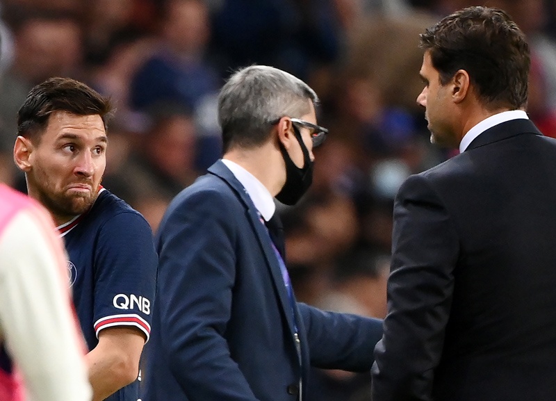 PARIS: Paris Saint-Germain's forward Lionel Messi (left) leaves the pitch after chatting with PSG's head coach Mauricio Pochettino during their team's French L1 football match against Lyon at The Parc des Princes Stadium in Paris on Sunday. - AFPn