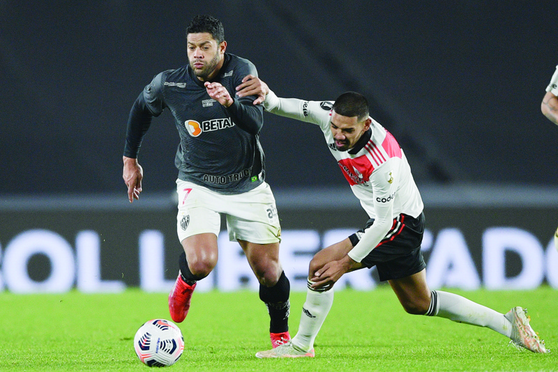 BUENOS AIRES: This file photo taken on August 12, 2021 shows Brazil's Atletico Mineiro Hulk (left) and Argentina's River Plate David Martinez fighting for the ball during their Copa Libertadores quarter-finals first leg football match, at the Monumental stadium in Buenos Aires. - AFPn