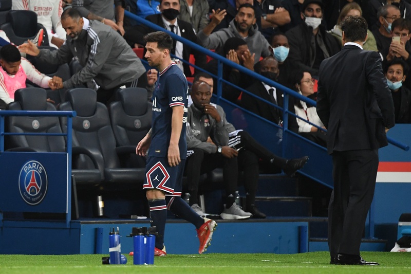 PARIS: Paris Saint-Germain's Argentinian forward Lionel Messi (left) reacts as he leaves the pitch past PSGaris Saint-Germain's Argentinian head coach Mauricio Pochettino during the French L1 football match between Paris-Saint Germain and Lyon at The Parc des Princes Stadium in Paris on Sunday. – AFPn