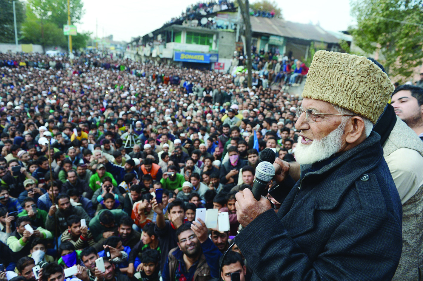 KASHMIR: In this file photo, Kashmiri separatist leader Syed Ali Shah Geelani addresses a public rally in Sopore, about 48 kms northwest of the capital Srinagar. Indian authorities imposed a security clampdown in disputed Kashmir late September 1, 2021, after the death of Geelani at the age of 92, residents said. —AFP