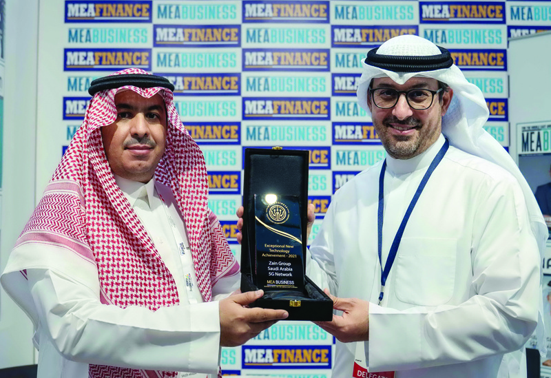 (Left to right), Zain KSA Chief Technology Officer Abdulrahman Al-Mufadda and Zain Group and Kuwait Chief Technology Officer Nawaf Al-Gharabally receiving the 5G awardnn