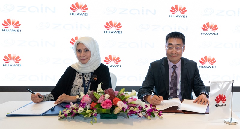 DUBAI: Zain Kuwait Chief Executive Officer Eaman Al-Roudhan and President of Huawei Middle East Carrier Business An Jian sign the memorandum of understanding at GITEX Technology Week 2021, Dubai.n