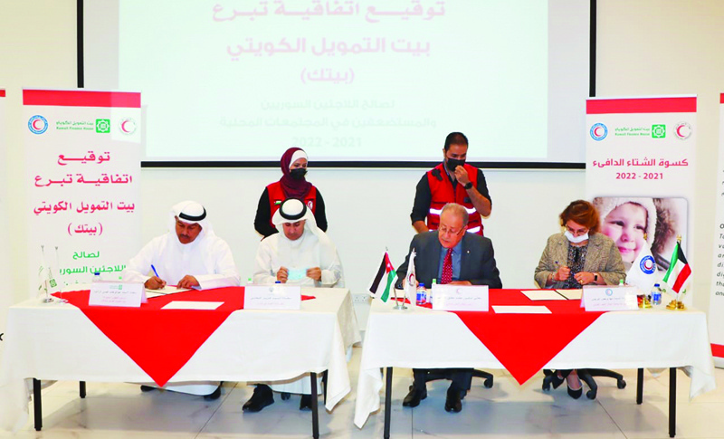 Abdulwahab Al-Rushood signing the agreement with the Kuwait Red Crescent Society nn