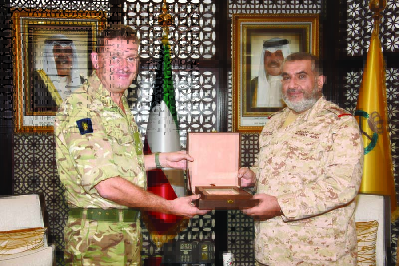 Kuwait's Army Chief of Staff Lieutenant General Khaled Saleh Al-Sabah presents a memento to Major General Andrew Roe, Chief Executive and Commandant of the Defense Academy of the United Kingdom.n
