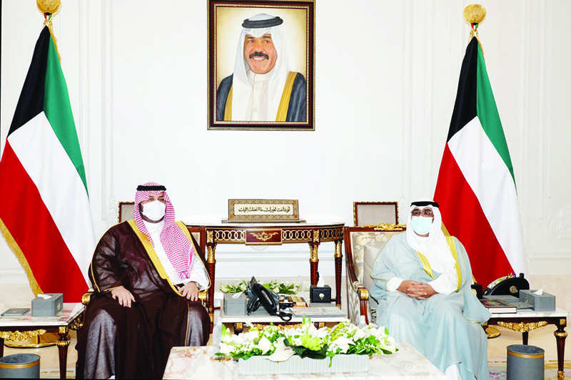 KUWAIT: His Highness the Deputy Amir and Crown Prince Sheikh Mishal Al-Ahmad Al-Jaber Al-Sabah meets Saudi State Minister and Cabinet member Prince Turki bin Mohammad Al-Saud. - KUNA photosn