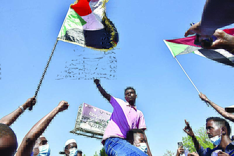 KHARTOUM: Sudanese protesters gather in the busy Jabra district of southern Khartoum yesterday. Thousands of Sudanese protesters rallied against last month's military power grab, rejecting an agreement struck between the top general that saw the prime minister reinstated, witnesses said. -AFP n