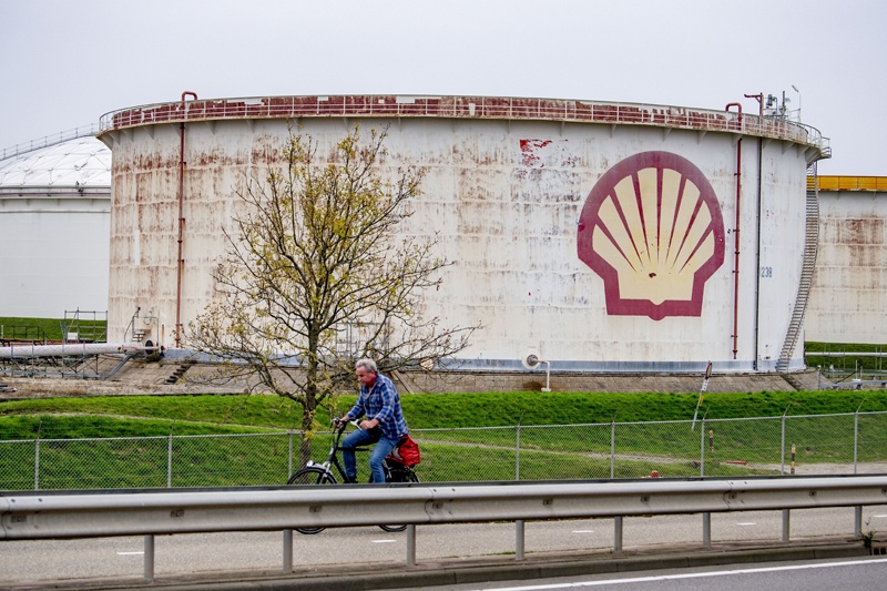 PERNIS, Netherlands:  The exterior of the Anglo-Dutch oil and gas company Shell’s refinery in Pernis, sub-municipality of Rotterdam. – AFPnn