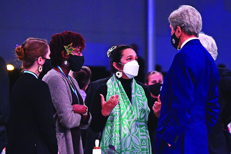 GLASGOW: US special climate envoy, John Kerry (right) speaks with Climate Envoy for the Marshall Islands Tina Stege ahead of an informal stocktaking plenary during the COP26 UN Climate Change Conference in Glasgow Saturday.—AFPnn