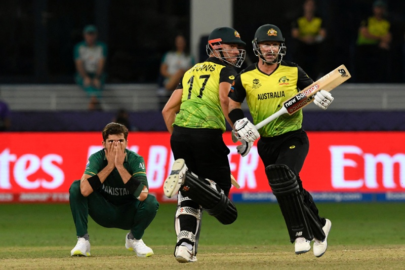 DUBAI: Pakistan's Shaheen Shah Afridi reacts as Australia's Marcus Stoinis and Matthew Wade run between the wickets during the ICC men’s Twenty20 World Cup semifinal match at the Dubai International Cricket Stadium yesterday. – AFP n